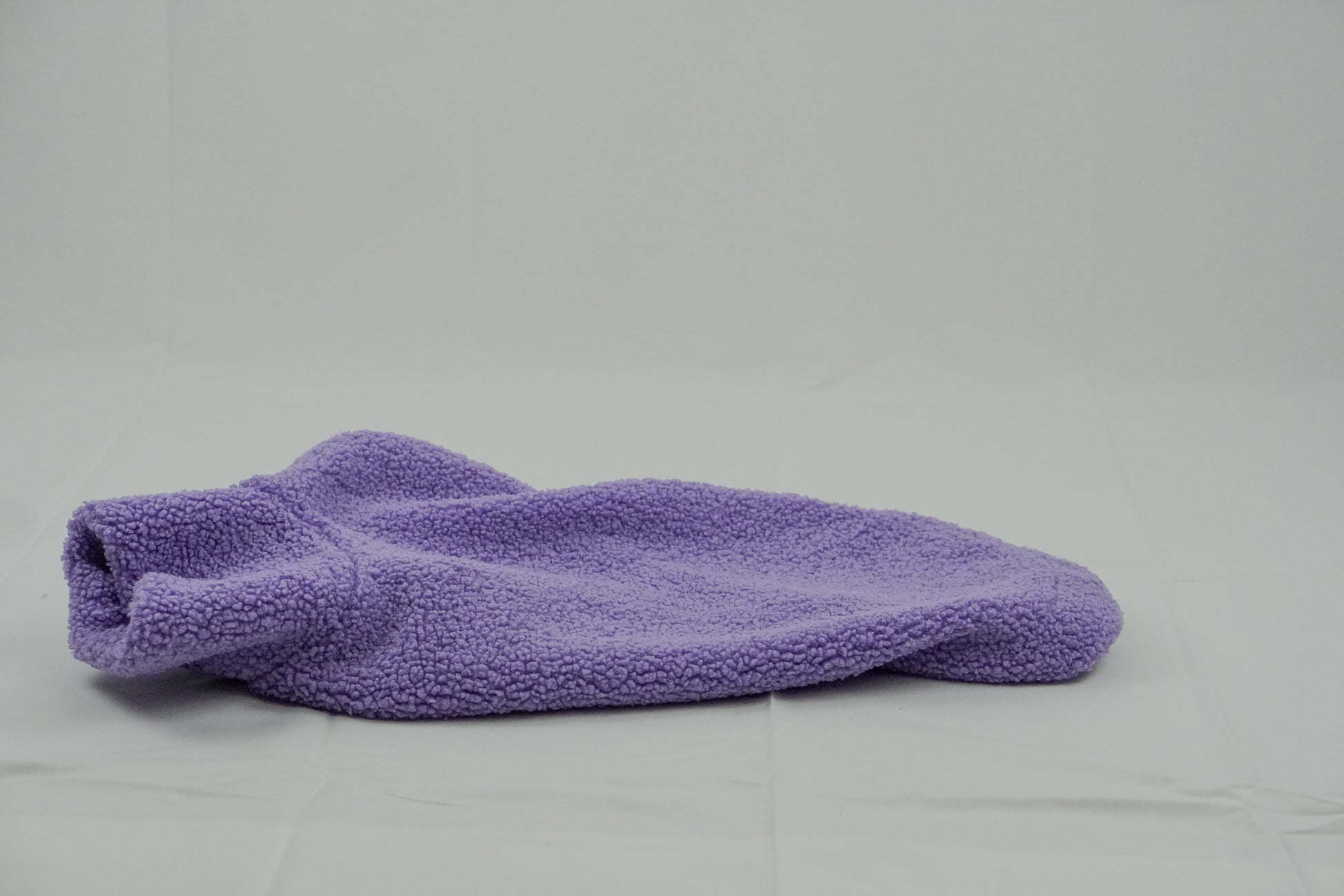 Handgemachter Dackelpullover aus Teddy Fleece in Flieder